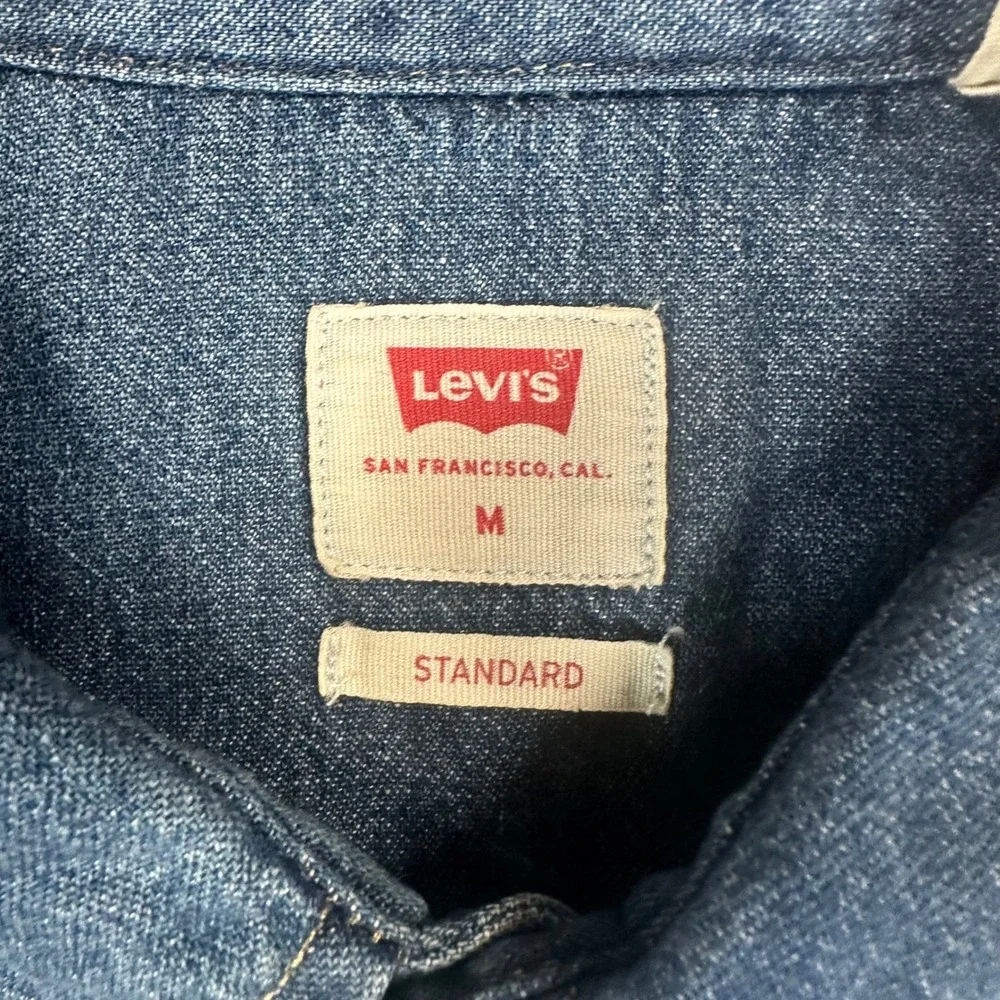 NWT Levis Denim Shirt Mens Medium Blue The Western Standard Fit Snap Button